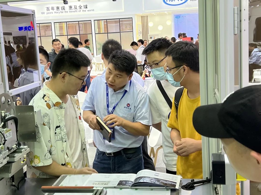 深圳中基携切叠一体机亮相第十五届深圳国际电池技术展览会